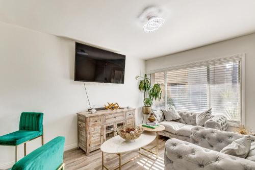 Los Angeles Townhome: Off-Street Parking & Balcony