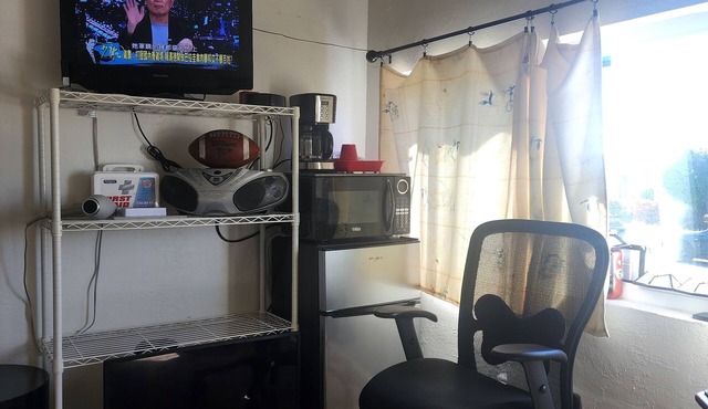 Lovely 1-bedroom Apt, Free parking, 5 minutes to S.F AirPort and all business in San Bruno