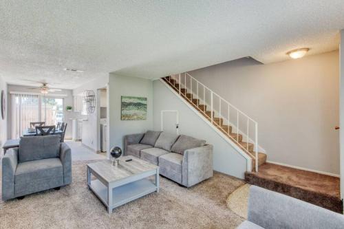 Lovely 2 bedroom condo in quiet location