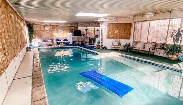 Lovely and cozy- Pet & 420 Friendly with heated indoor pool