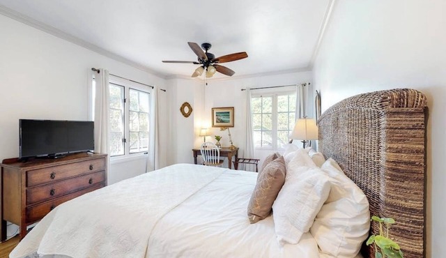 Lovely corner unit studio with patio & grill - 1 block to famed East Beach