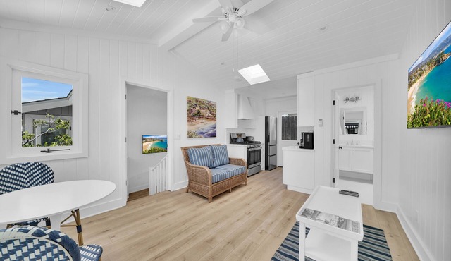LOVELY DESIGNER COTTAGE! 3 MIN WALK TO THE BEACH AND HEISLER PARK!