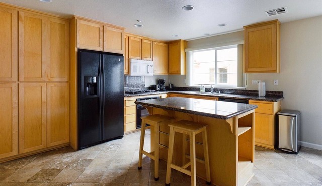 Lovely San Jose 3BR w/Pool, Spa, Patio + Parking, by Blueground in South Bay