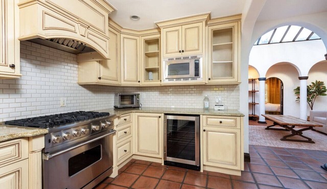 Lux Spanish Style Mansion 4BD+BA Jacuzzi,Dog House