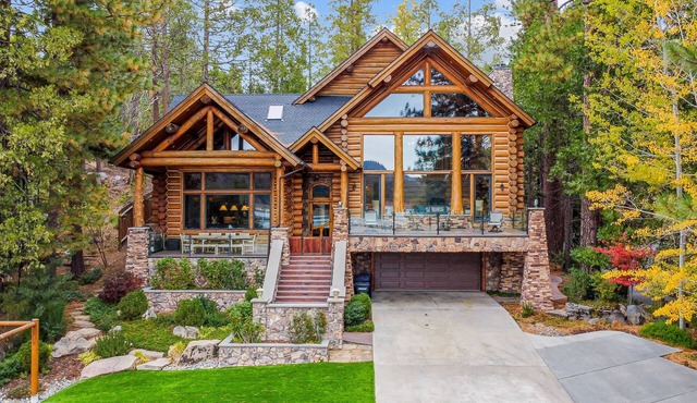 Luxe lakefront lodge with amazing view, dock & beach near skiing & golf