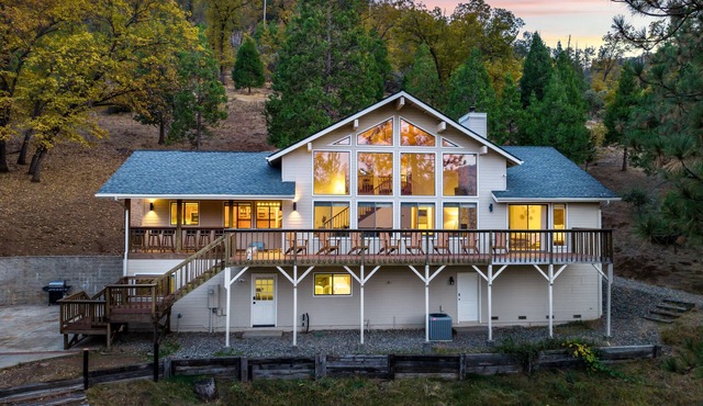 Luxurious 5 King Beds w/Fireplace, Views, GameRm, and EV Charger near Yosemite