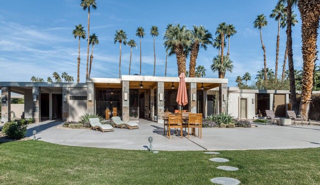 Luxurious home w/expansive patio, shared pool, gas fireplace, mountain views