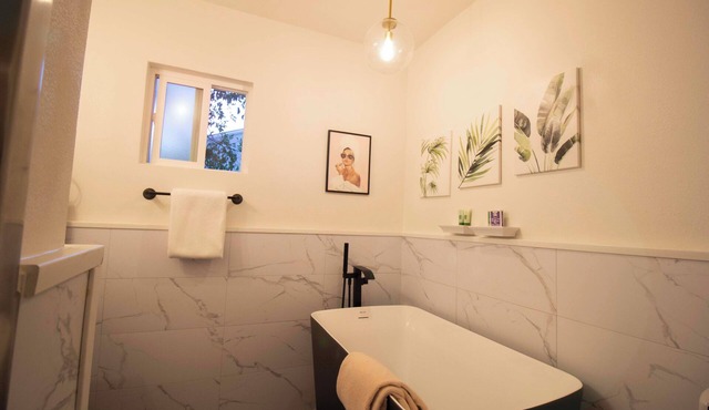 Luxury 2-Bedroom Boutique Bungalow with Spa & Kitchenette centrally located LA!