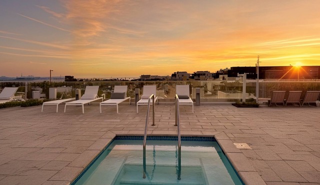 Luxury 2BD 2BA with Roof Top Pool, Hot Tub & Gym
