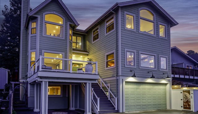 LUXURY 5 BEDROOM HOME WITH VIEWS OF THE BAY - SLEEPS 13