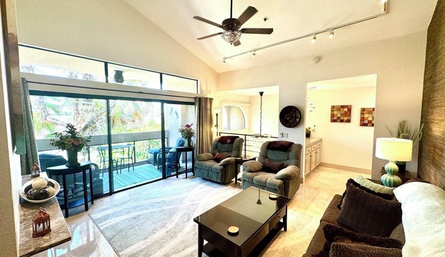 Luxury Condo: Walk to Downtown. 8 pools/spas. Completely Renovated in 2023-2024