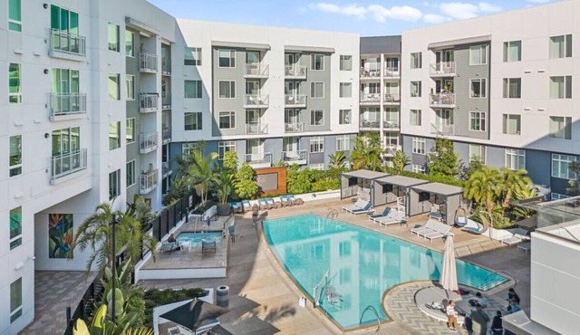 Luxury Corner Penthouse: Pool, Spa, Gym, & Parking in San Diego