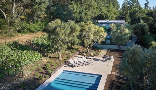 Luxury Healdsburg Retreat. Pool, Sauna, Hot Tub, Near Plaza, Tesla charger