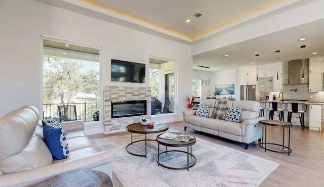 Luxury hill country home in Horseshoe Bay near Lake LBJ & golfing with gameroom in Horseshoe Bay