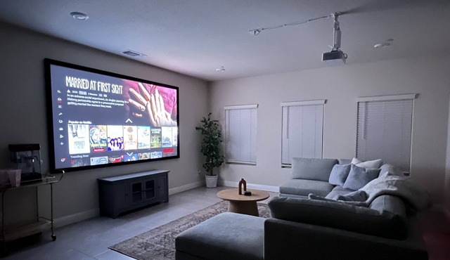 Luxury home 120” theater, near park and UC, 中文