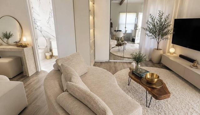 Luxury huge private entrance and backyard suit in Long Beach