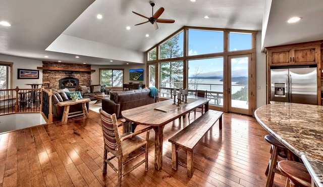 Luxury Lakeview Estate-hot tub/pool table/mountain furnishings, Max occupancy 9.