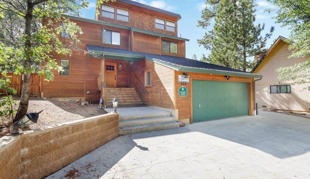 Luxury Lodge Estate | Walk to Big Bear Village | Hot Tub & Game Room | Pet Friendly
