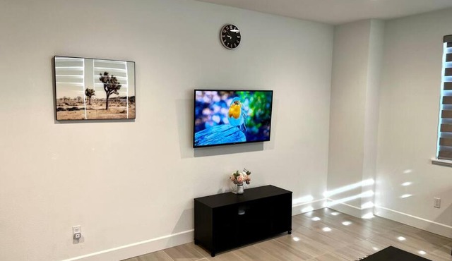 Luxury one bed/bath with Garage & Washer/Dryer