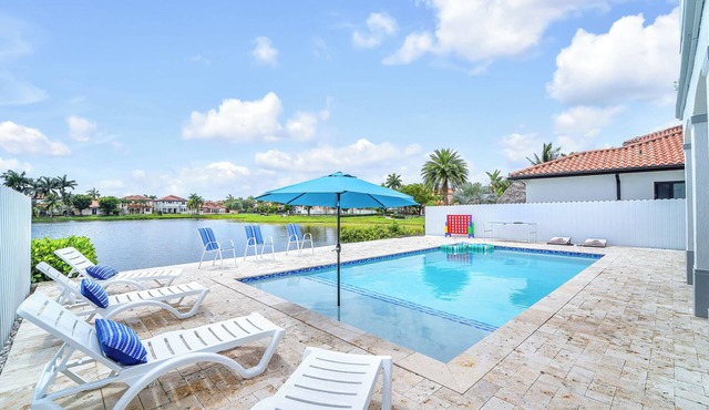 Luxury Pool & Lakefront retreat in miami in Miami