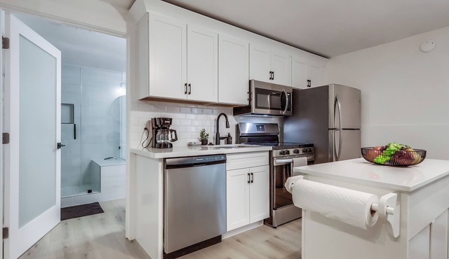 Luxury Remodel – Walk to Beach & 3rd St Promenade