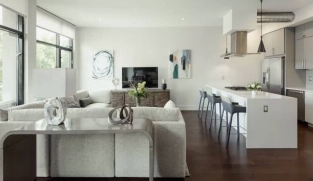 Luxury Rental | Block To Sand | Cozy | Comfort