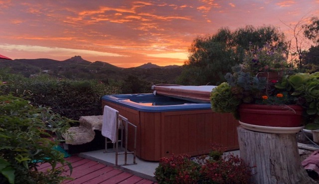 Luxury Suite In A Mountain Hilltop Retreat ~ Lush Garden Oasis ~ Sunset Hot Tub!
