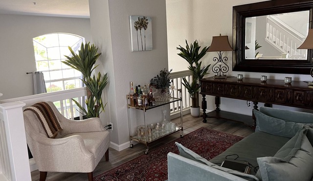 Luxury townhouse-private, end unit-walking distance to restaurants