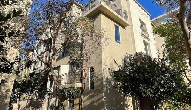 LUXURY TOWNHOUSE WITH LOFT & PRIME VIEW