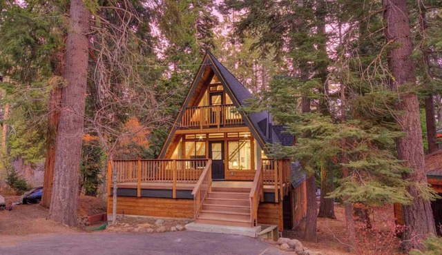 Magical A- frame Chalet in fabulous Tahoe City, walking distance to the lake