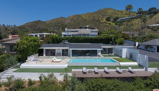 MALIBU contemporary home w/OCEAN VIEWS close to the Malibu Village & BEACH