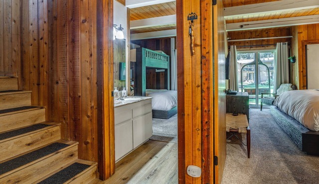 Mammoth Lakes Vacation Rental: 1 Mi to Ski Area!