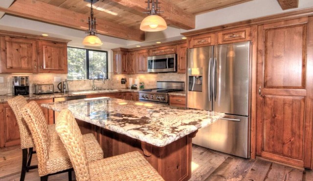Mammoth Village Retreat w/3br+loft+4ba+2br nooks. Fits multi-families in style!