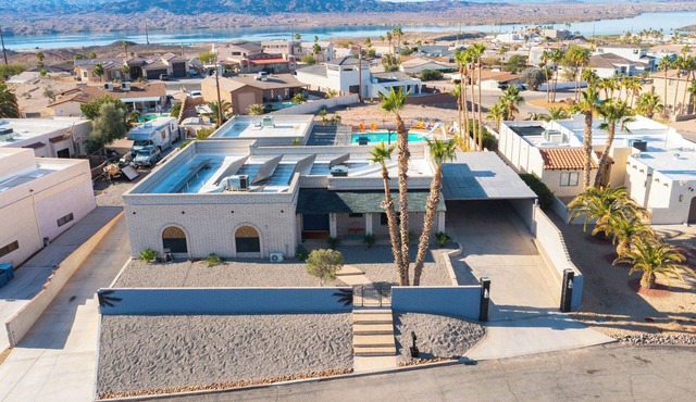 Mansion- Pool, Spa, Game Room, Casita, Fire Table, Lake View