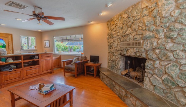 Mariposa Lodge