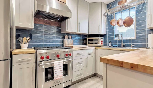 MaRVELOUS MiDCENTURY-Hot Tub, 5 Blocks to Downtown