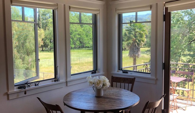 Meadow cottage between downtown Ojai and Shelf Road trailhead less than .5 mile