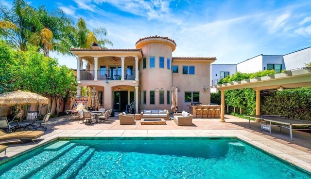 *Mediterranean Tarzana Villa perfect for Families*