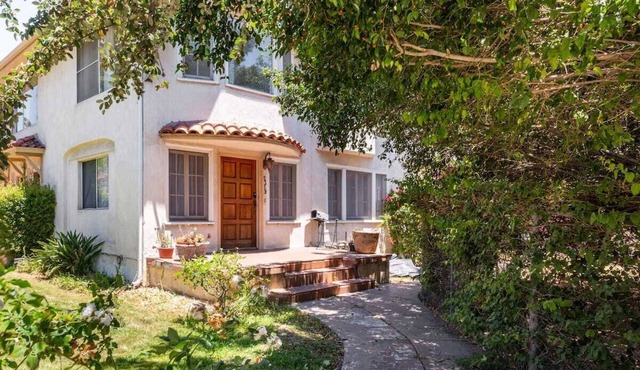 Mid-Wilshire 2 story Farmhouse Pet-friendly Amazing. Location!