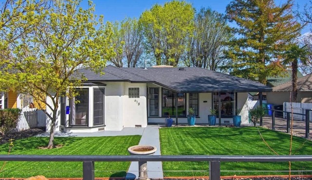 MiDCENTURY MaNOR-Hot Tub & 5 Blocks to Town Center