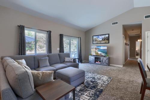 MK Estate - Gated Villa near Oakhurst, Bass Lake and Mariposa w EVcharger, Hot tub, Grill and Awesome Views!