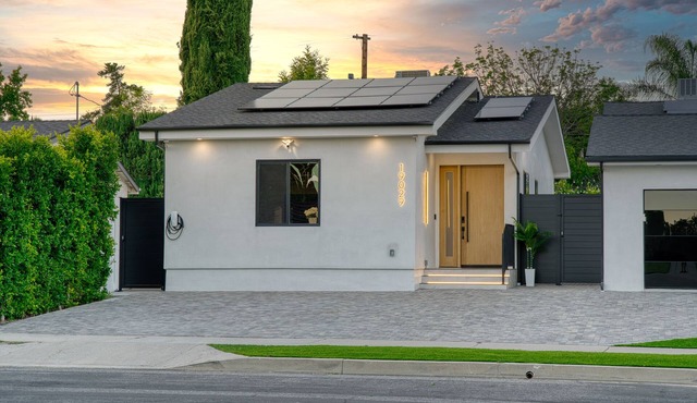 Modern 2BR + 2BA House + EV Charger + King Bed + Fire Pit + BBQ + Near Universal