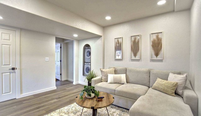 Modern 2BR Home, Sleeps 8,Grill,Hot Tub & Fire Pit in Pueblo West