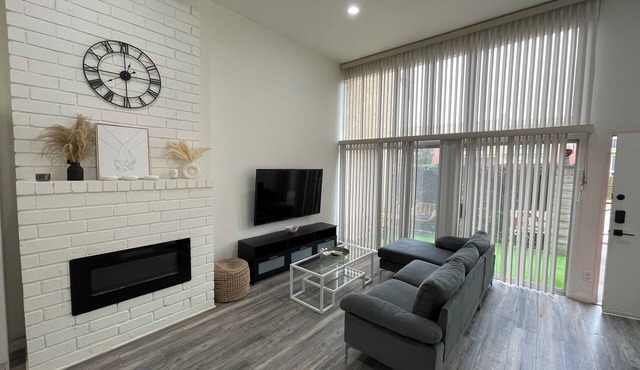 Modern 2BR Townhome w/free Hot tub & Pool in Los Angeles