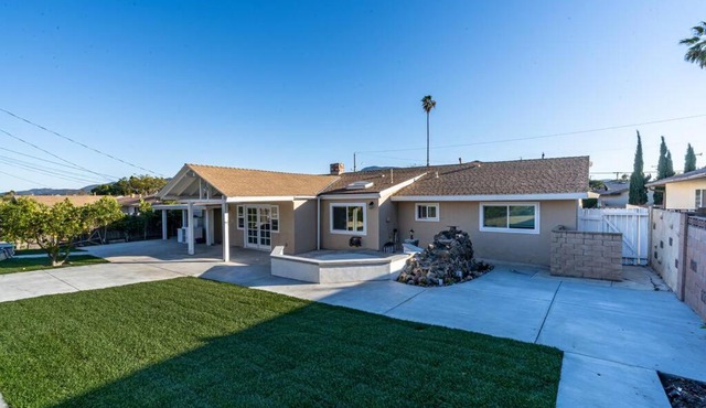 Modern 3 King Beds, Beautiful Large Backyard, WFH, Long Stays, Waterfall, WI-FI, FWY, 25 mins to Beach