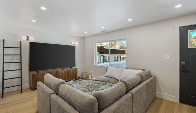 Modern 3BR Tahoe Retreat: Walk to Heavenly, Beach & Casinos: Pet Friendly