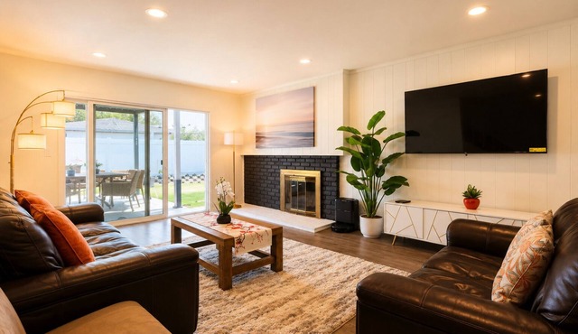 Modern 4-bedroom house in charming Huntington Beach with spacious backyard