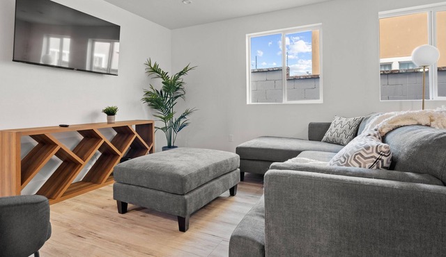 MODERN 5 BR in LA Arts District w/Game Room & WiFi