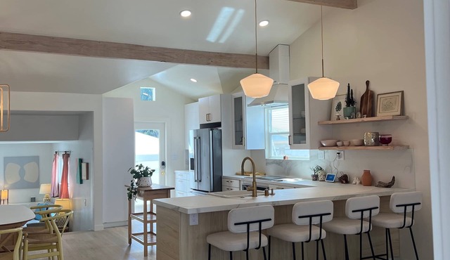 Modern Airy Santa Monica Beach House, Dog Friendly, Walk to Shops!
