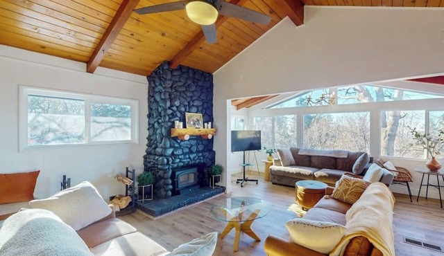 Modern cabin w/large yard, bonus room, fireplace, BBQ & A/C in Crestline